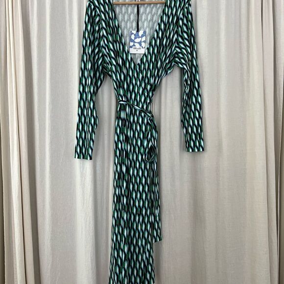 ⏱️Diane Von Furstenberg for Target Green Arrow Geo Wrap Dress - Picture 2 of 4